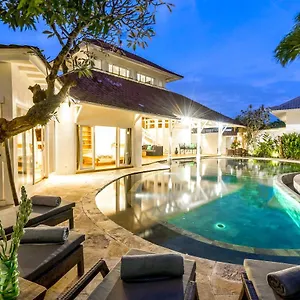 https://la-villa-seminyak-bali.ubudhotelsnow.com